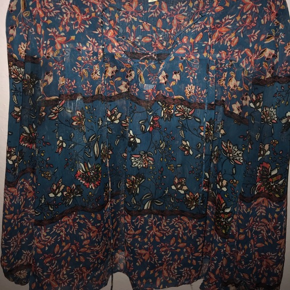 Francesca’s Floral Top - Picture 3 of 3